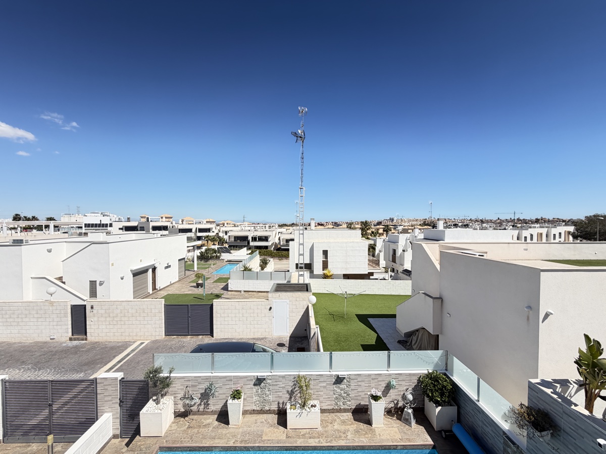 For sale - 3 Bedroom 2 Bathroom Villa in Villamartin - , Villamartin, Alicante, Spain - Alicante