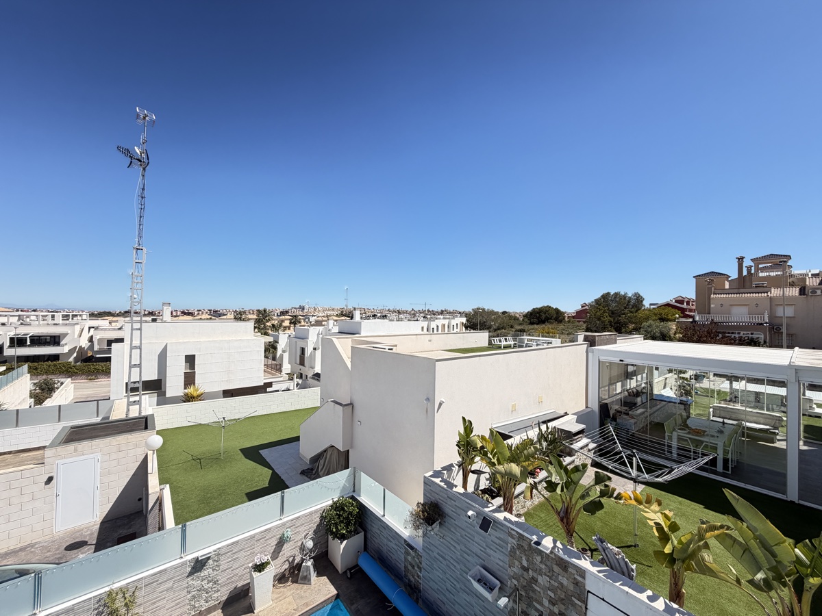 For sale - 3 Bedroom 2 Bathroom Villa in Villamartin - , Villamartin, Alicante, Spain - Alicante