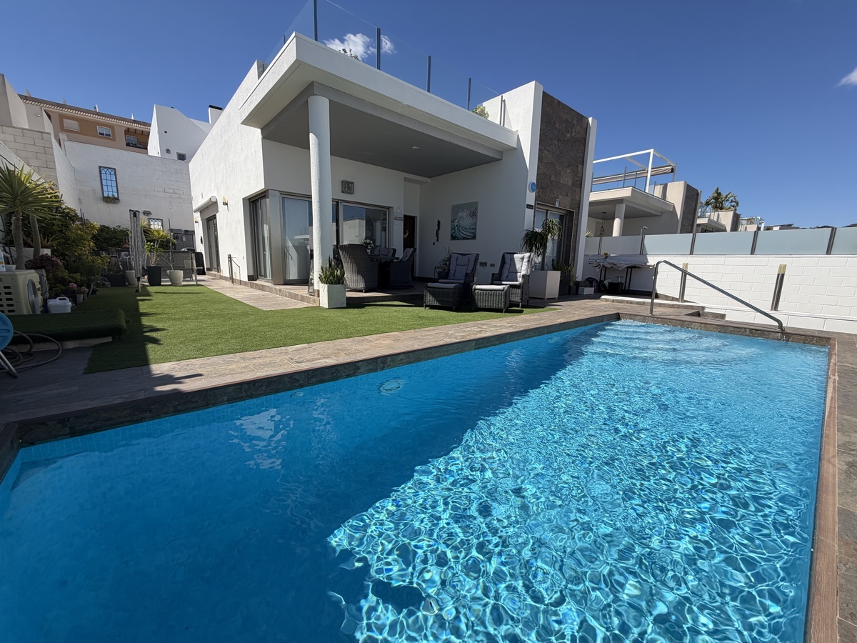 For sale - 3 Bedroom 2 Bathroom Villa in Villamartin - , Villamartin, Alicante, Spain - Alicante