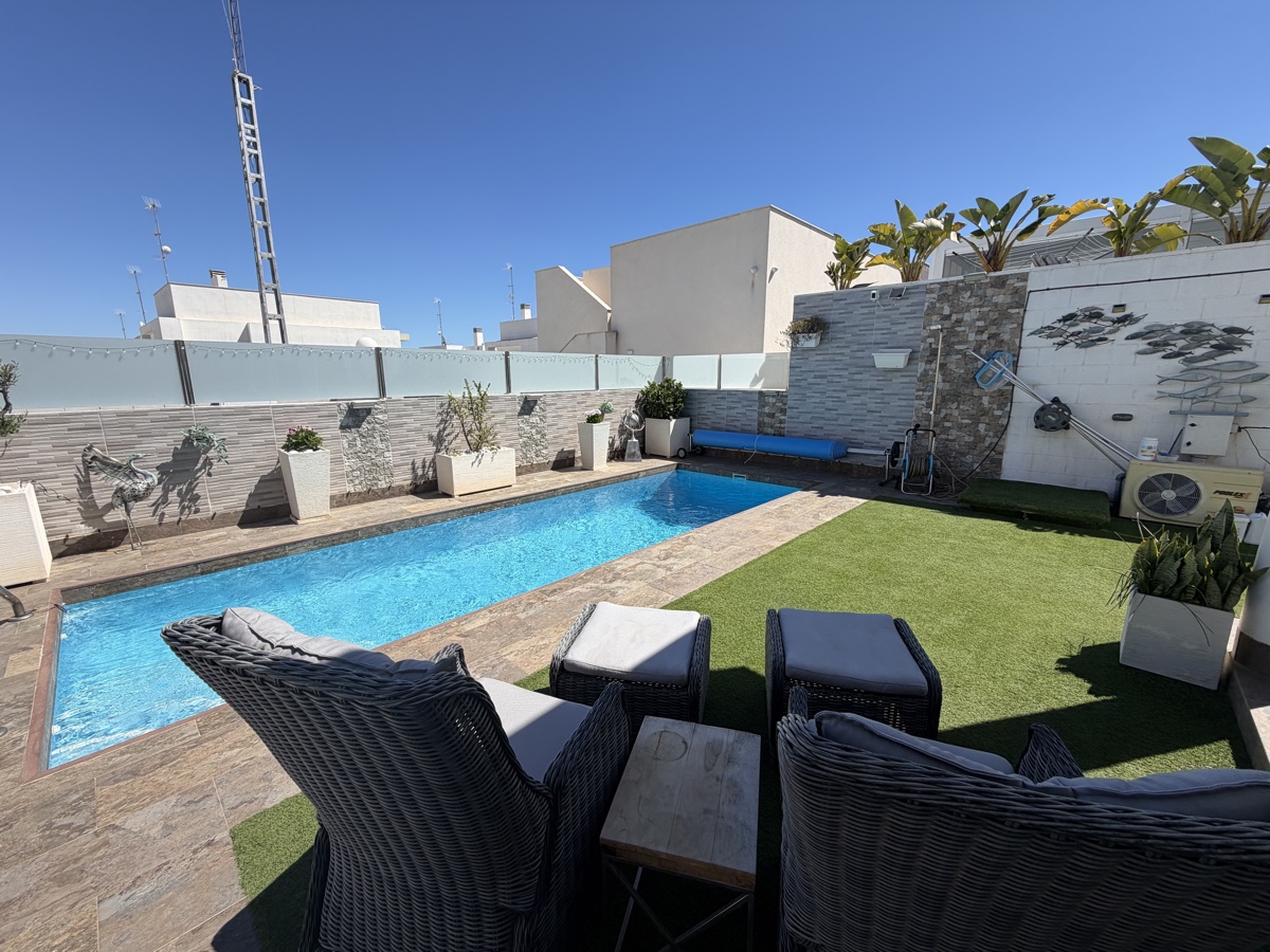 For sale - 3 Bedroom 2 Bathroom Villa in Villamartin - , Villamartin, Alicante, Spain - Alicante
