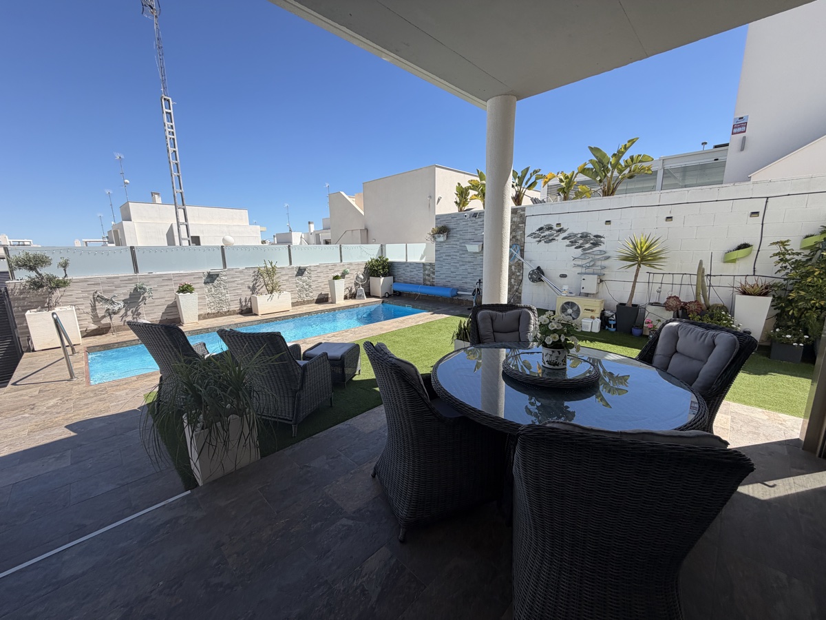 For sale - 3 Bedroom 2 Bathroom Villa in Villamartin - , Villamartin, Alicante, Spain - Alicante