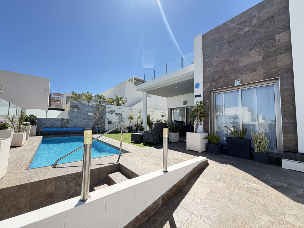 For sale - 3 Bedroom 2 Bathroom Villa in Villamartin - , Villamartin, Alicante, Spain - Alicante