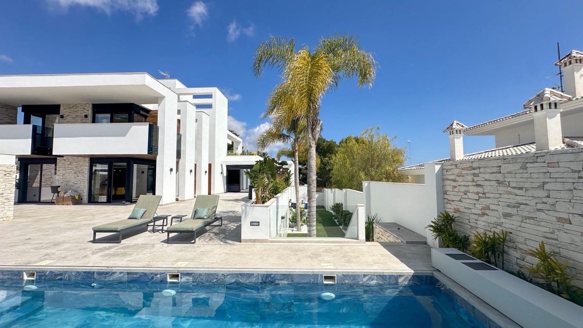 For sale - 4 Bedroom 6 Bathroom Villa in Villamartin - , Villamartin, Alicante, Spain - Alicante