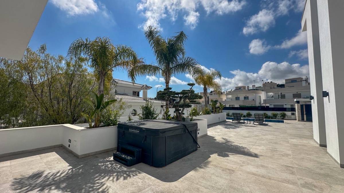 For sale - 4 Bedroom 6 Bathroom Villa in Villamartin - , Villamartin, Alicante, Spain - Alicante