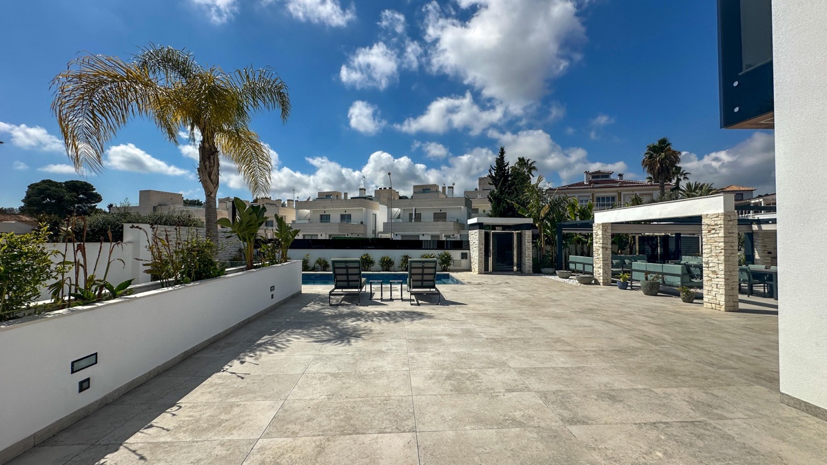 For sale - 4 Bedroom 6 Bathroom Villa in Villamartin - , Villamartin, Alicante, Spain - Alicante