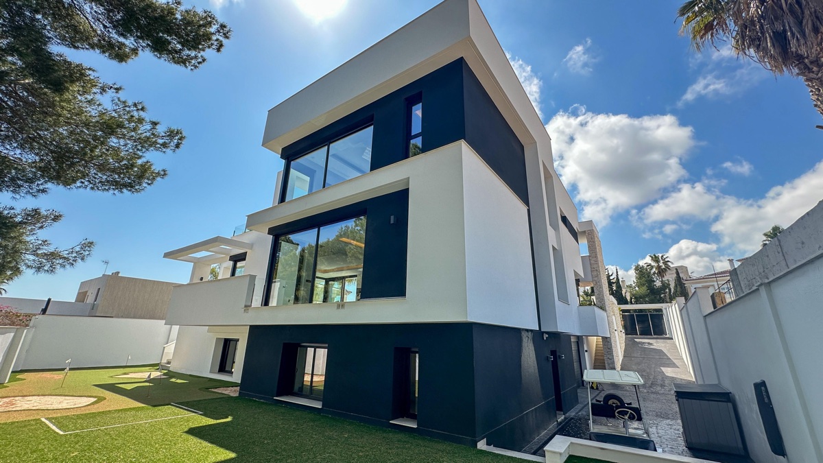 For sale - 4 Bedroom 6 Bathroom Villa in Villamartin - , Villamartin, Alicante, Spain - Alicante