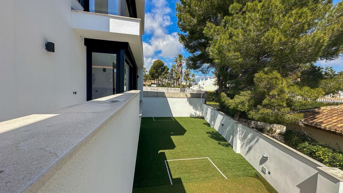 For sale - 4 Bedroom 6 Bathroom Villa in Villamartin - , Villamartin, Alicante, Spain - Alicante