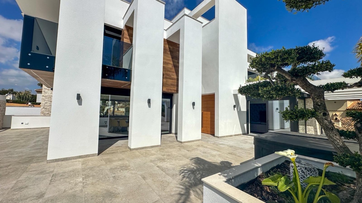 For sale - 4 Bedroom 6 Bathroom Villa in Villamartin - , Villamartin, Alicante, Spain - Alicante