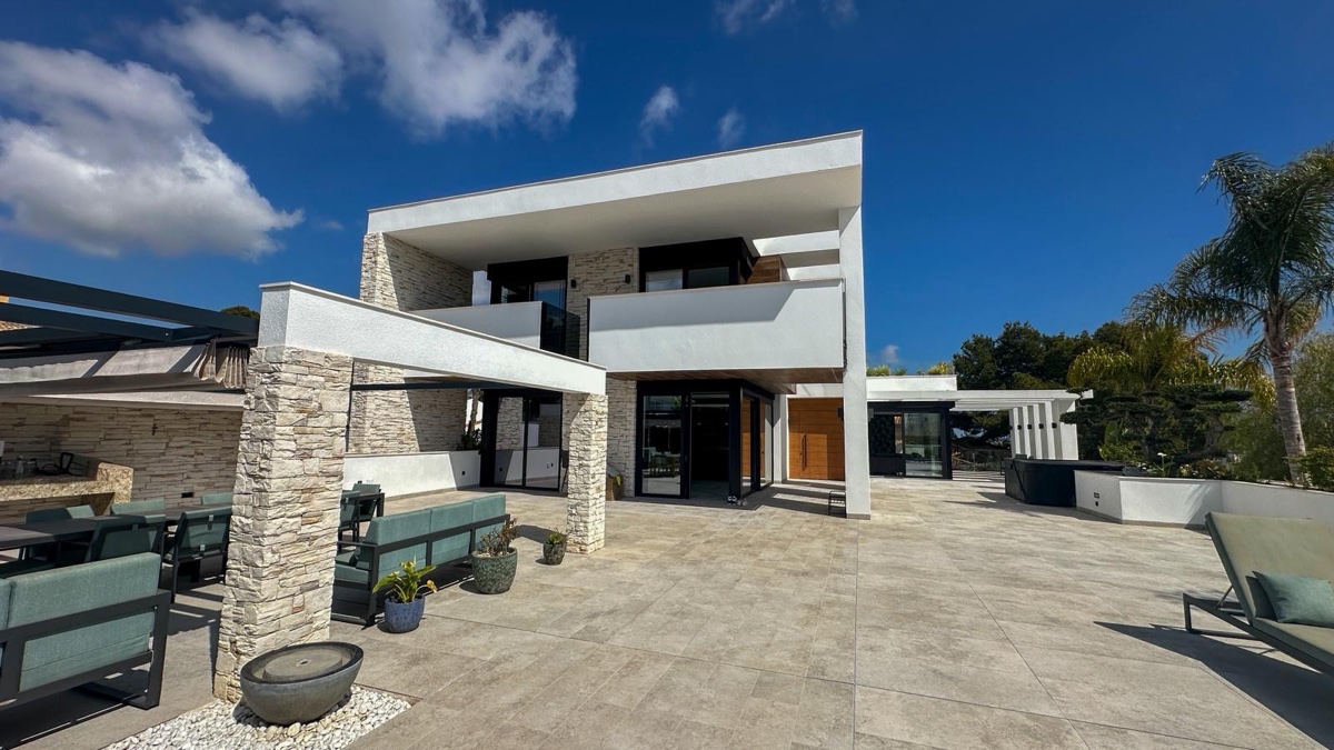 For sale - 4 Bedroom 6 Bathroom Villa in Villamartin - , Villamartin, Alicante, Spain - Alicante
