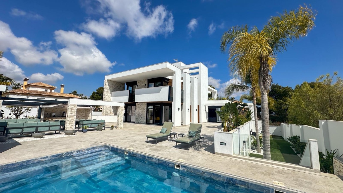 For sale - 4 Bedroom 6 Bathroom Villa in Villamartin - , Villamartin, Alicante, Spain - Alicante