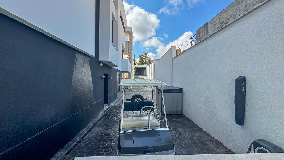 For sale - 4 Bedroom 6 Bathroom Villa in Villamartin - , Villamartin, Alicante, Spain - Alicante