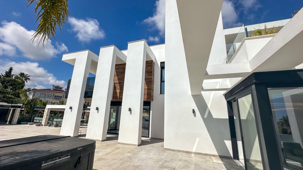 For sale - 4 Bedroom 6 Bathroom Villa in Villamartin - , Villamartin, Alicante, Spain - Alicante