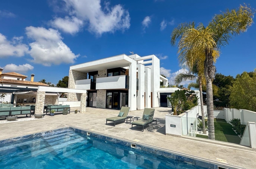 4 Bedroom 6 Bathroom Villa in Villamartin
