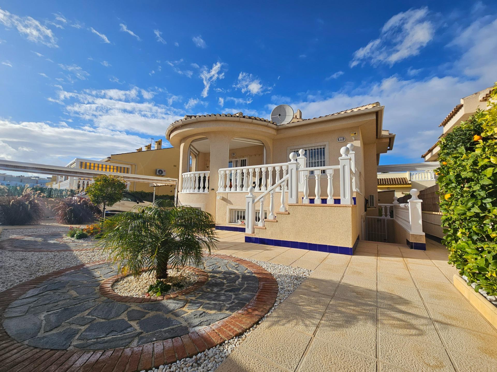 For sale - 3 Bedroom 2 Bathroom Villa in Benijofar - Benimar 3  - Alicante