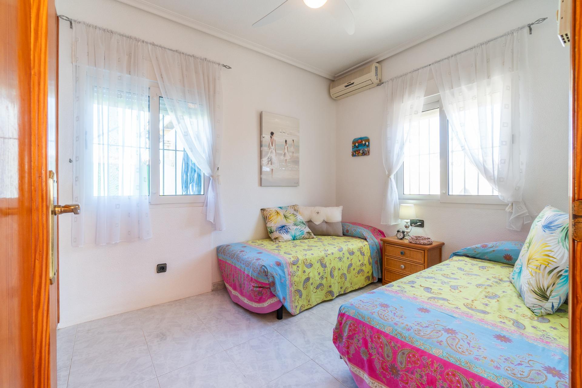 For sale - 3 Bedroom 2 Bathroom Villa in Playa Flamenca - Playa Flamenca - Alicante