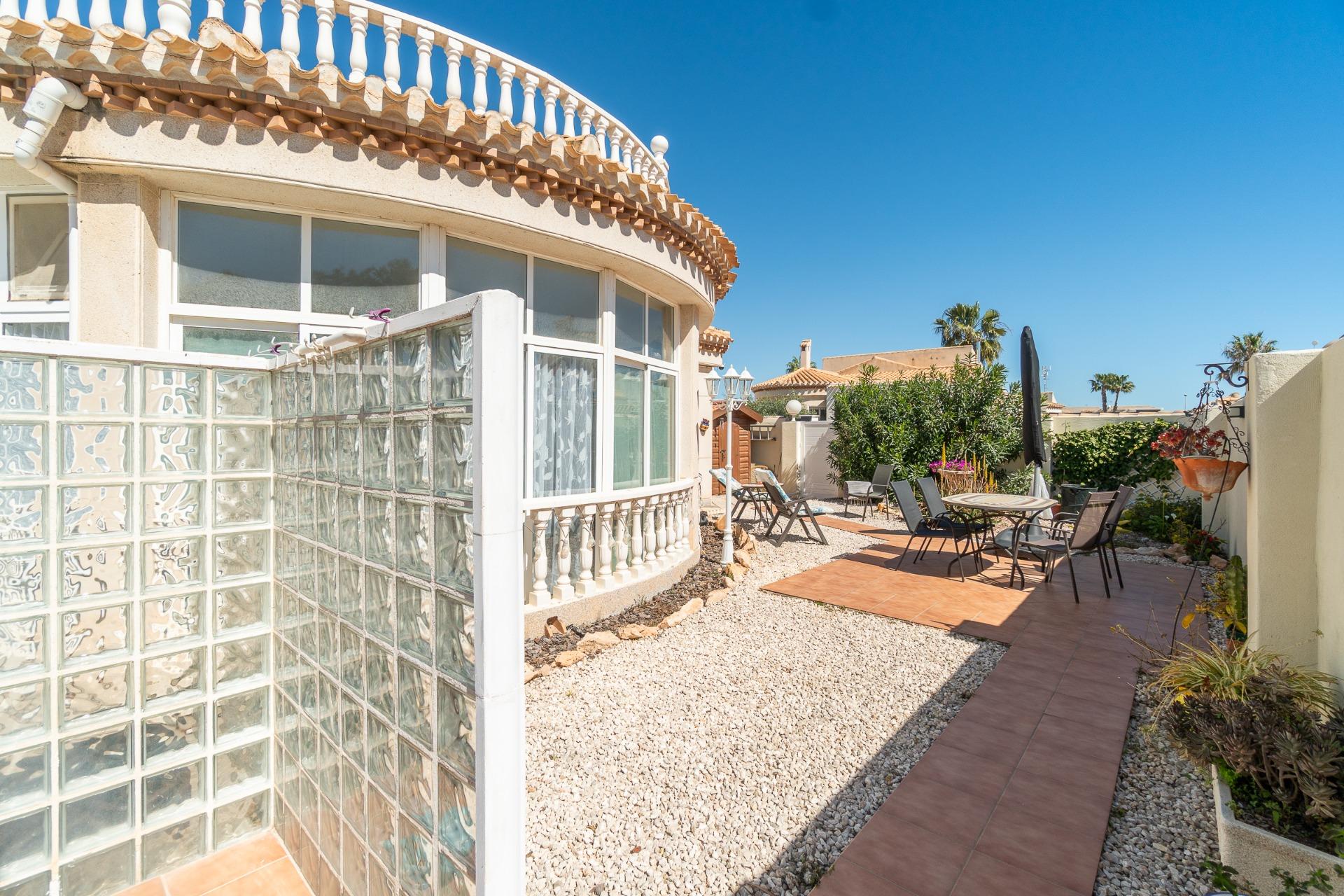 For sale - 3 Bedroom 2 Bathroom Villa in Playa Flamenca - Playa Flamenca - Alicante