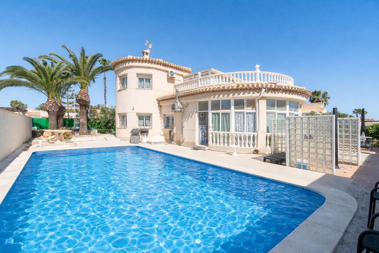 For sale - 3 Bedroom 2 Bathroom Villa in Playa Flamenca - Playa Flamenca - Alicante
