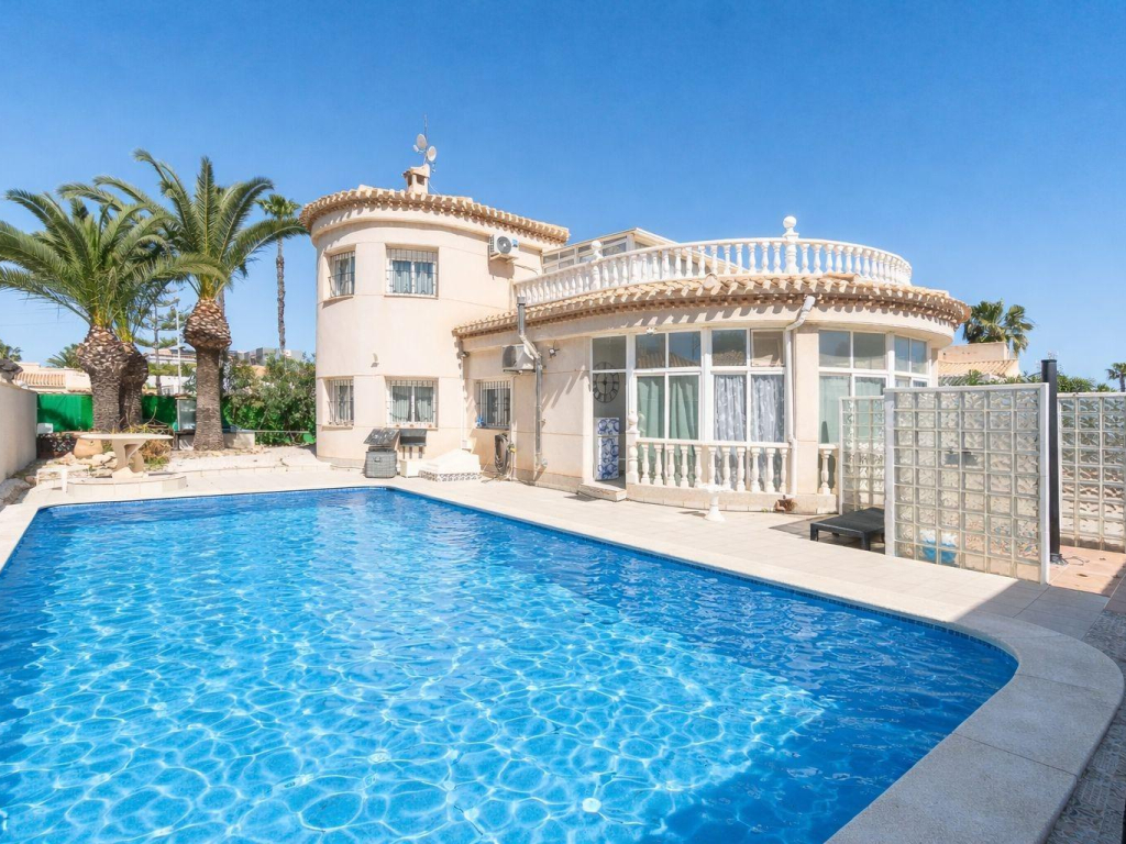 3 Bedroom 2 Bathroom Villa in Playa Flamenca