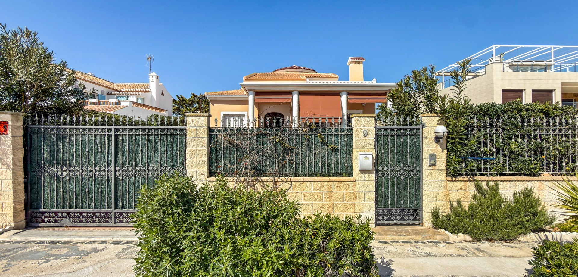 For sale - 5 Bedroom 6 Bathroom Detached Villa in Torrevieja - Torrelamata - La Mata  - Costa Blanca (Alicante)