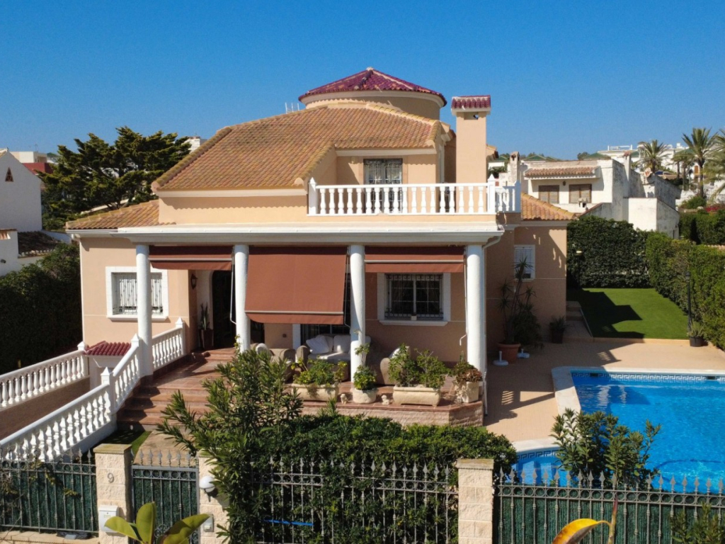 5 Bedroom 6 Bathroom Detached Villa in Torrevieja