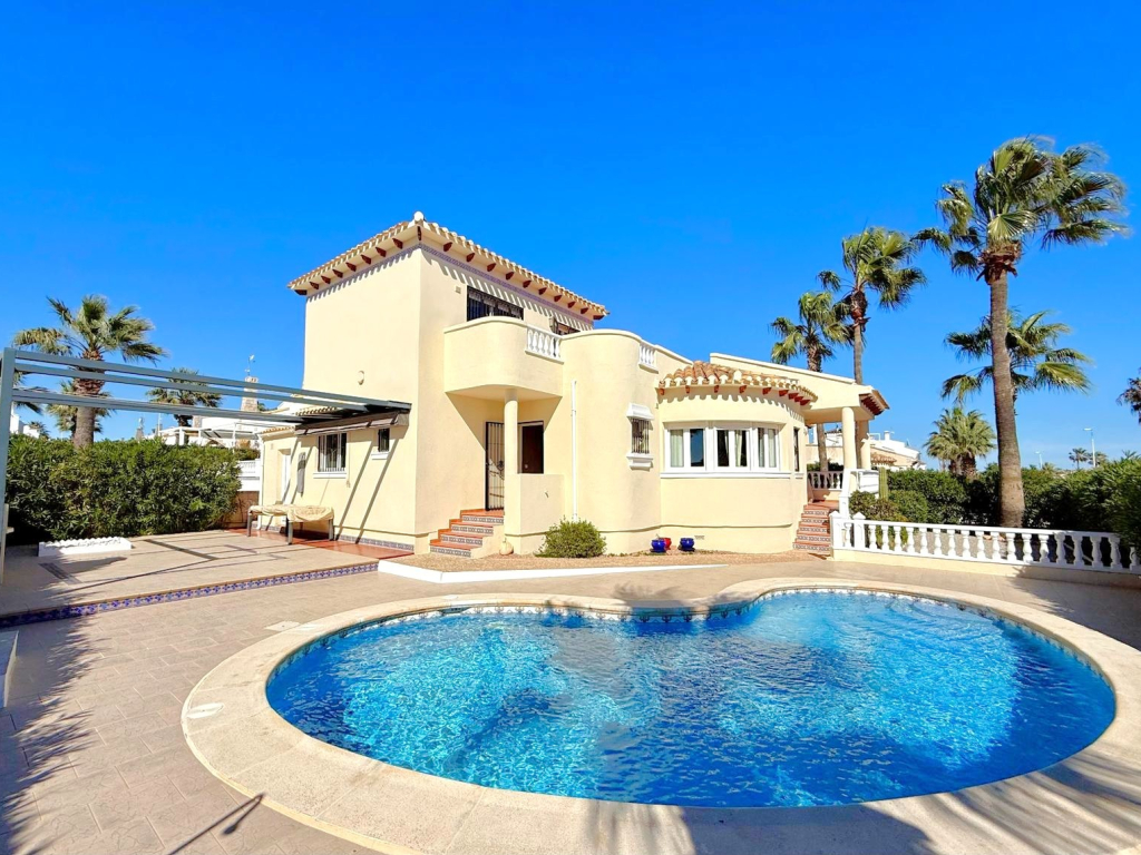 3 Bedroom 3 Bathroom Villa in Villamartin