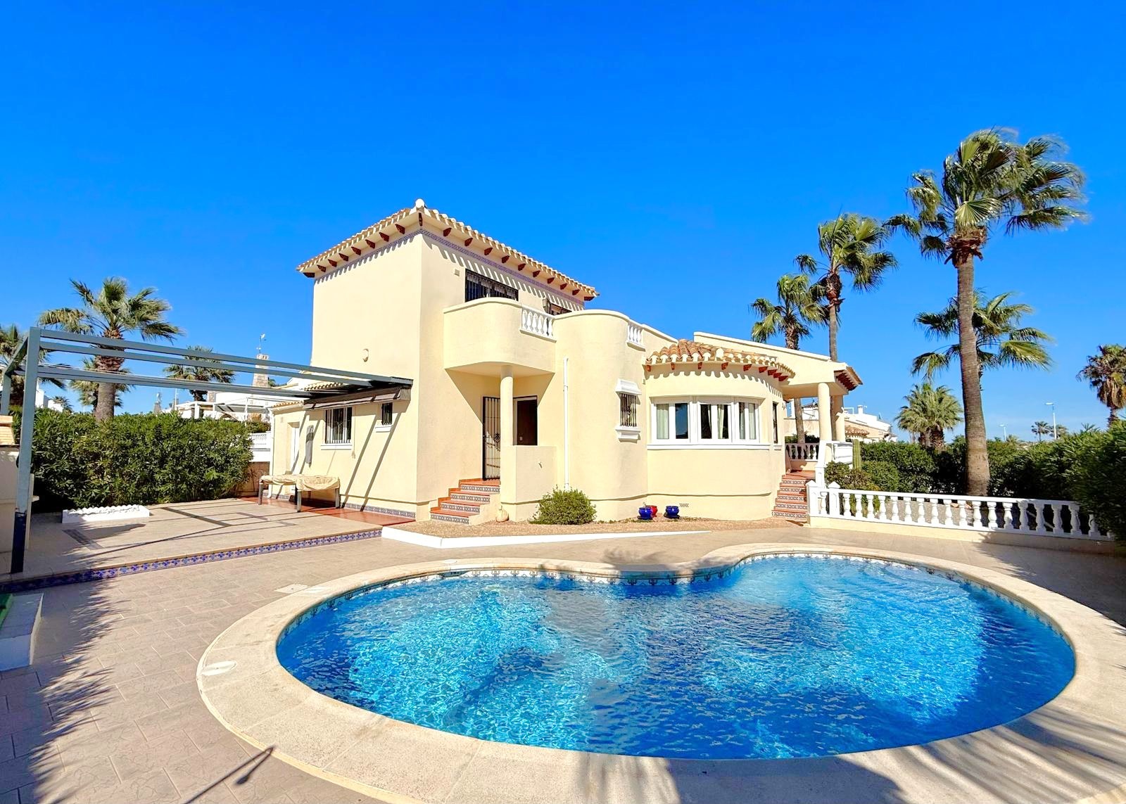 For sale - 3 Bedroom 3 Bathroom Villa in Villamartin - Los Dolses  - Alicante