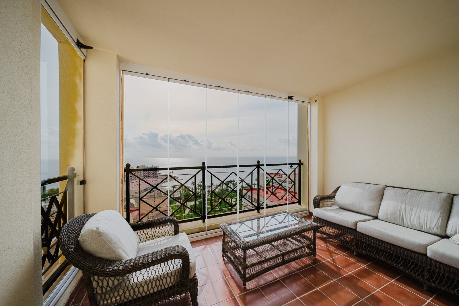 For sale - 3 Bedroom 2 Bathroom Apartamento in Torrevieja - Playa de Los Locos  - Alicante