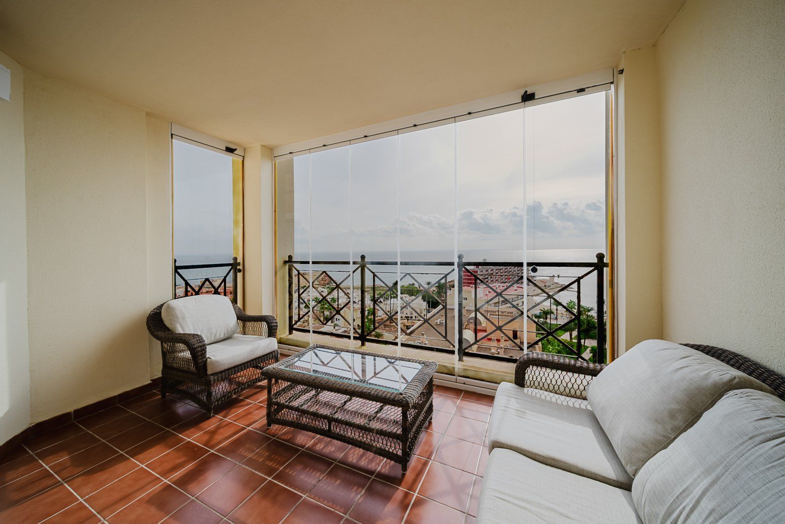 For sale - 3 Bedroom 2 Bathroom Apartamento in Torrevieja - Playa de Los Locos  - Alicante