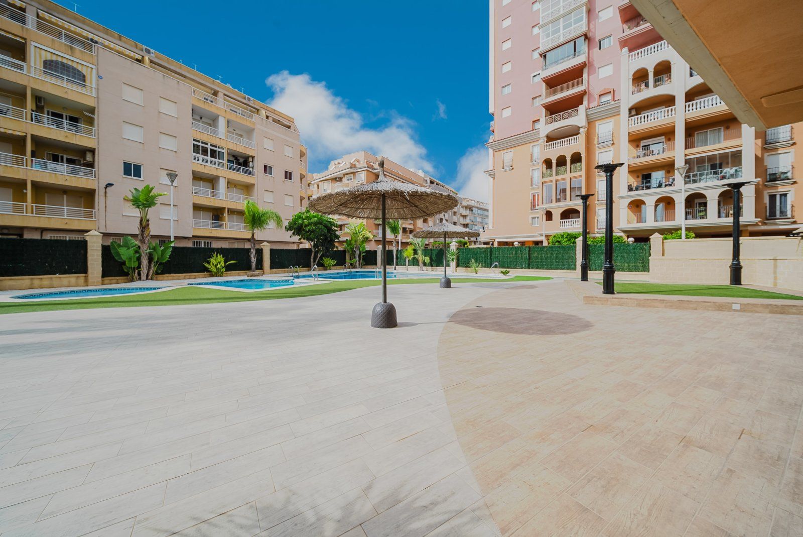 For sale - 3 Bedroom 2 Bathroom Apartamento in Torrevieja - Playa de Los Locos  - Alicante