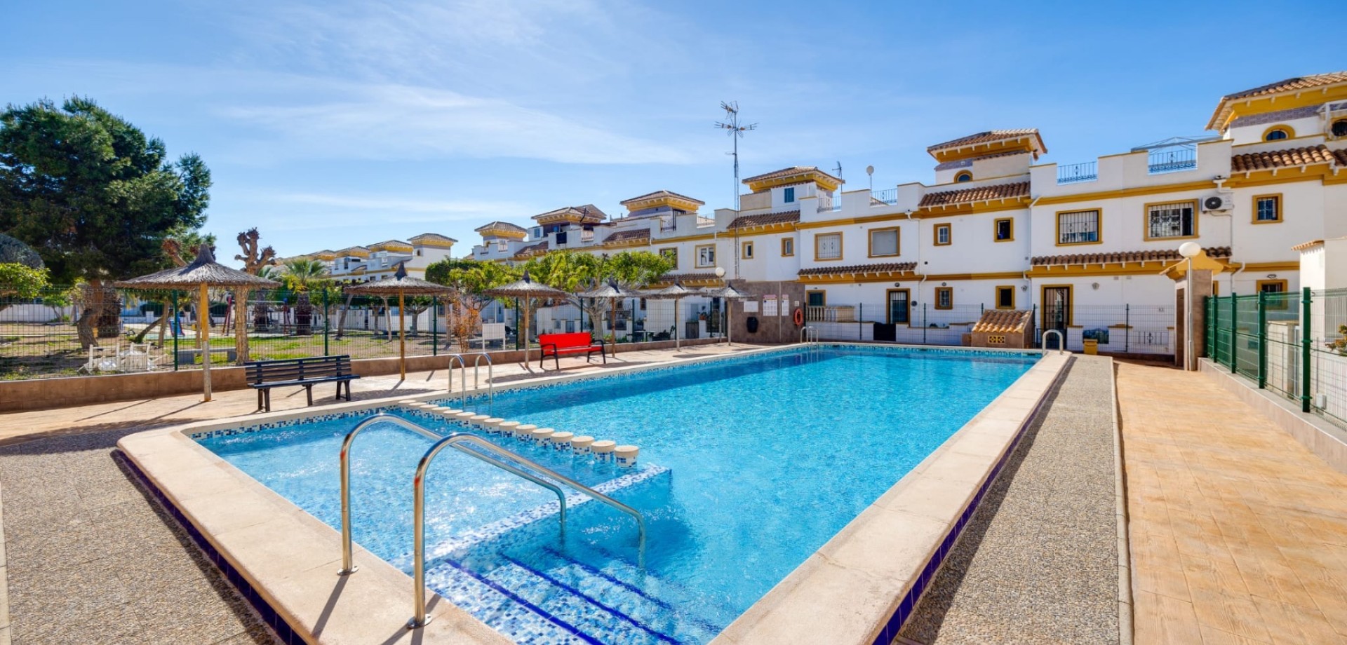 For sale - 3 Bedroom 2 Bathroom Townhouse in Torrevieja - Torrevieja  - Costa Blanca (Alicante)