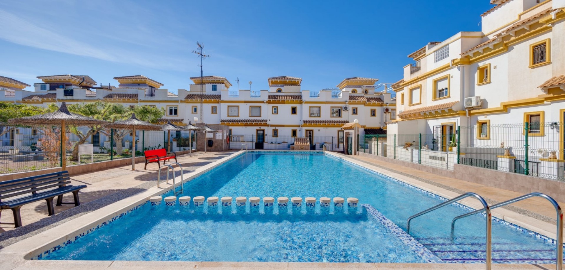 For sale - 3 Bedroom 2 Bathroom Townhouse in Torrevieja - Torrevieja  - Costa Blanca (Alicante)