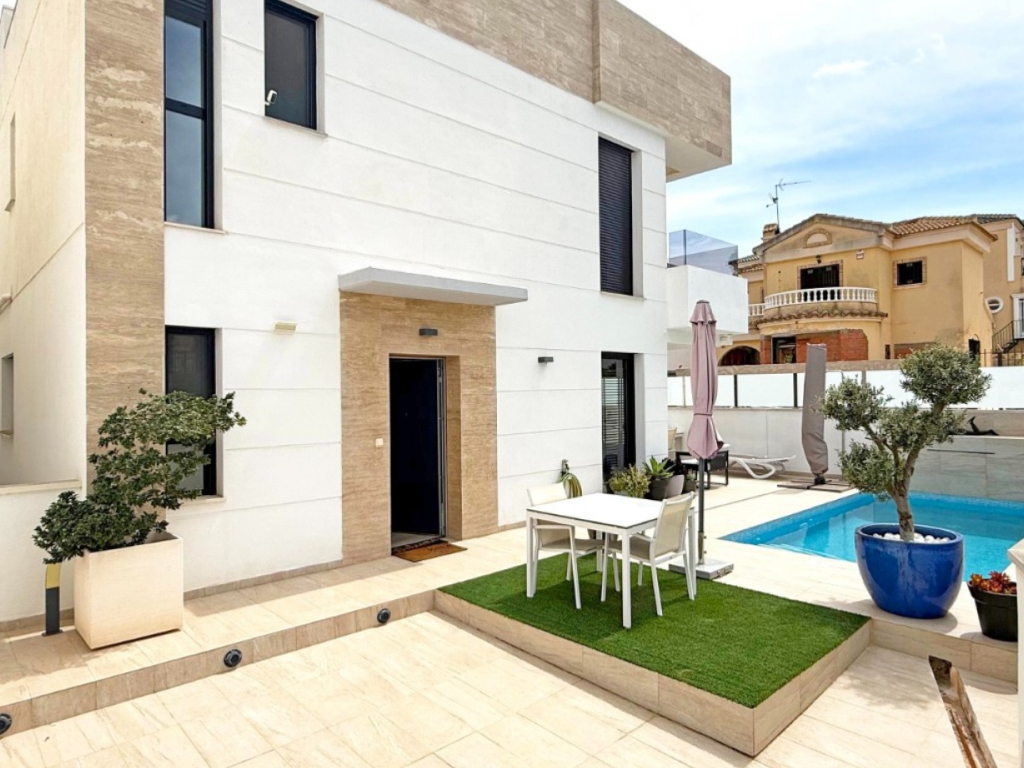 3 Bedroom 3 Bathroom Detached Villa in Orihuela Costa