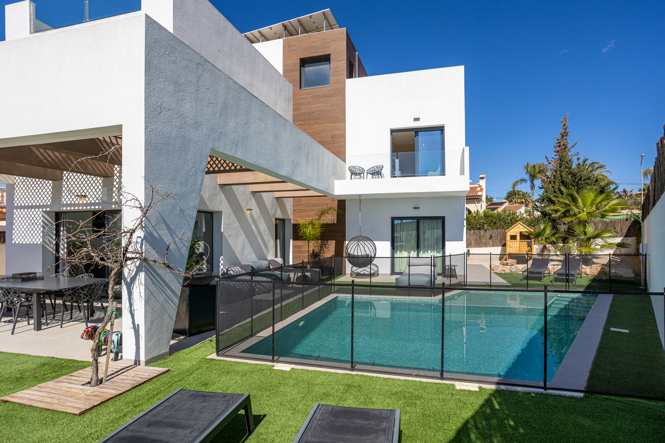 For sale - 4 Bedroom 3 Bathroom Villa in Ciudad Quesada - center  - Alicante