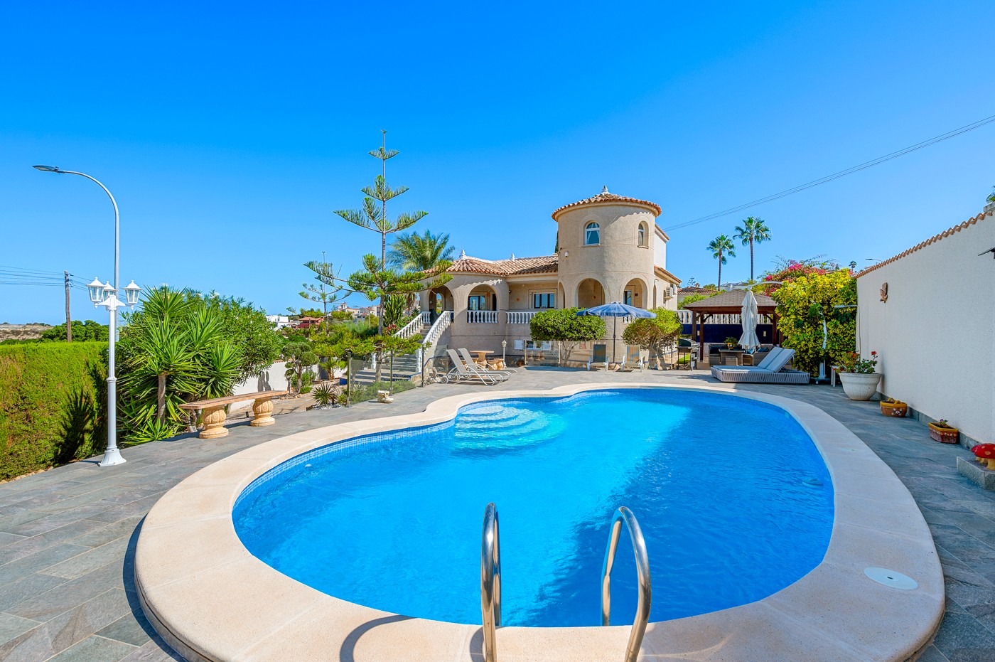 For sale - 5 Bedroom 4 Bathroom Villa in Almoradi - Inland  - Alicante