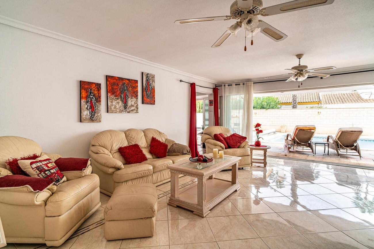 For sale - 4 Bedroom 4 Bathroom Villa in Orihuela -  - Alicante