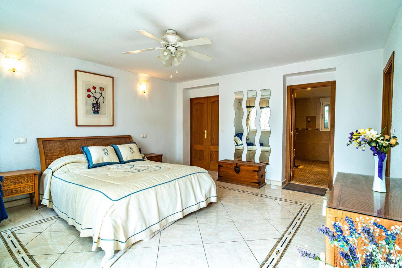 For sale - 4 Bedroom 4 Bathroom Villa in Orihuela -  - Alicante