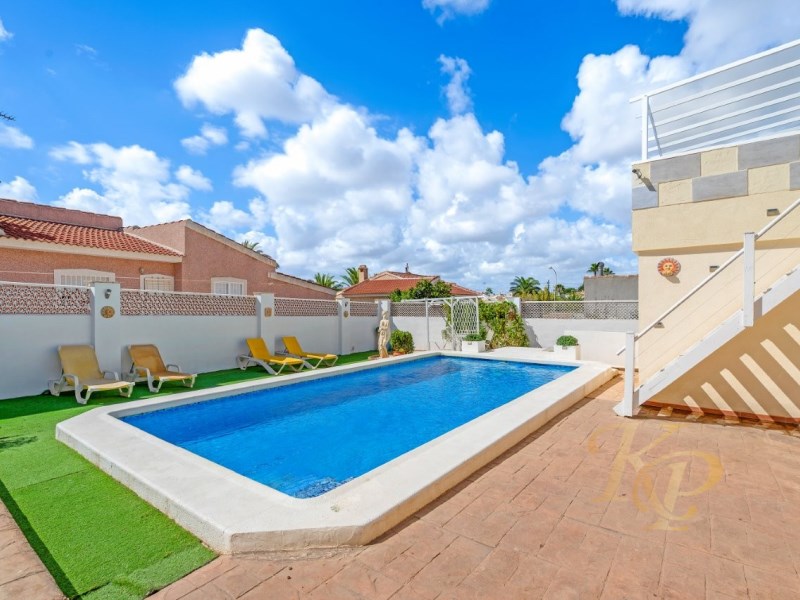 For sale - 7 Bedroom 3 Bathroom Villa in Rojales - Ciudad Quesada  - Alicante