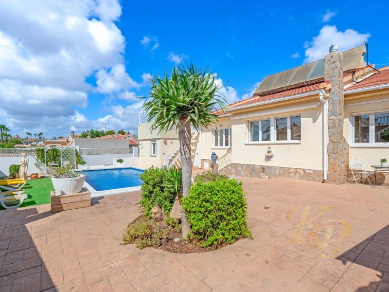 For sale - 7 Bedroom 3 Bathroom Villa in Rojales - Ciudad Quesada  - Alicante