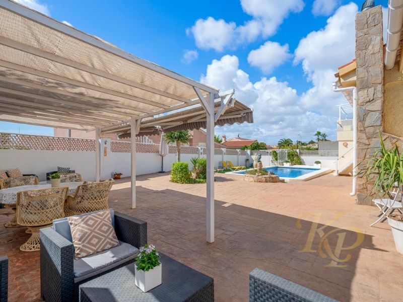 For sale - 7 Bedroom 3 Bathroom Villa in Rojales - Ciudad Quesada  - Alicante