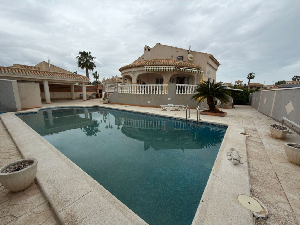 5 Bedroom 3 Bathroom Villa in Playa Flamenca
