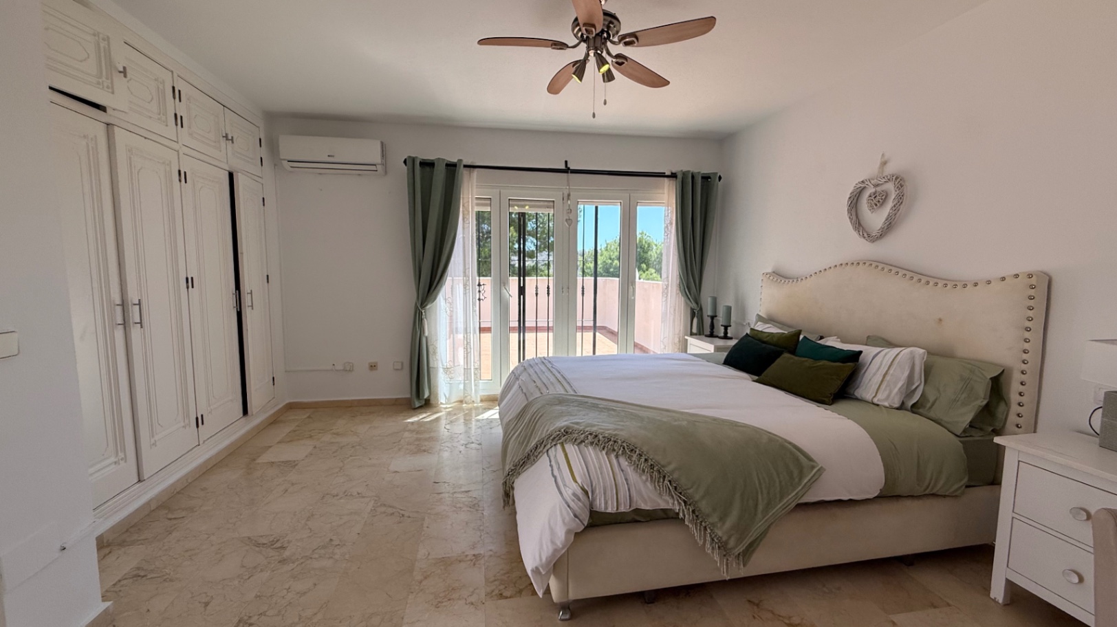 For sale - 4 Bedroom 2 Bathroom Villa in Orihuela - Inland  - Alicante