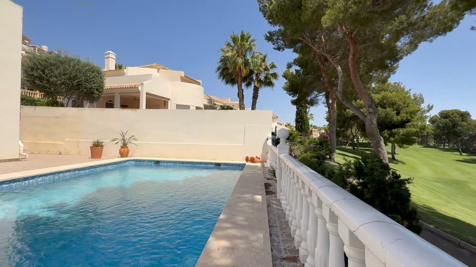 For sale - 4 Bedroom 2 Bathroom Villa in Orihuela - Inland  - Alicante