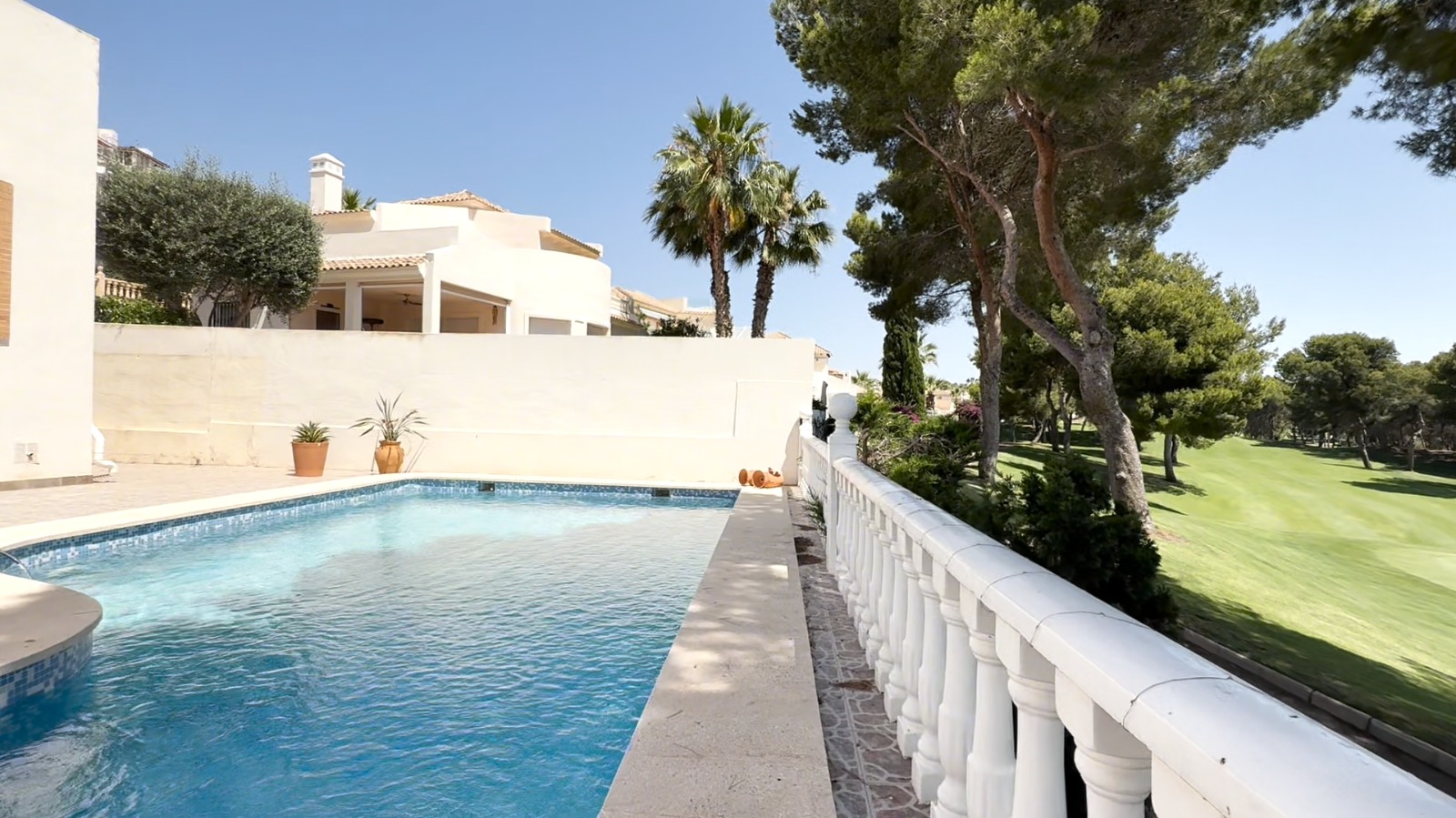 For sale - 4 Bedroom 2 Bathroom Villa in Orihuela - Inland  - Alicante