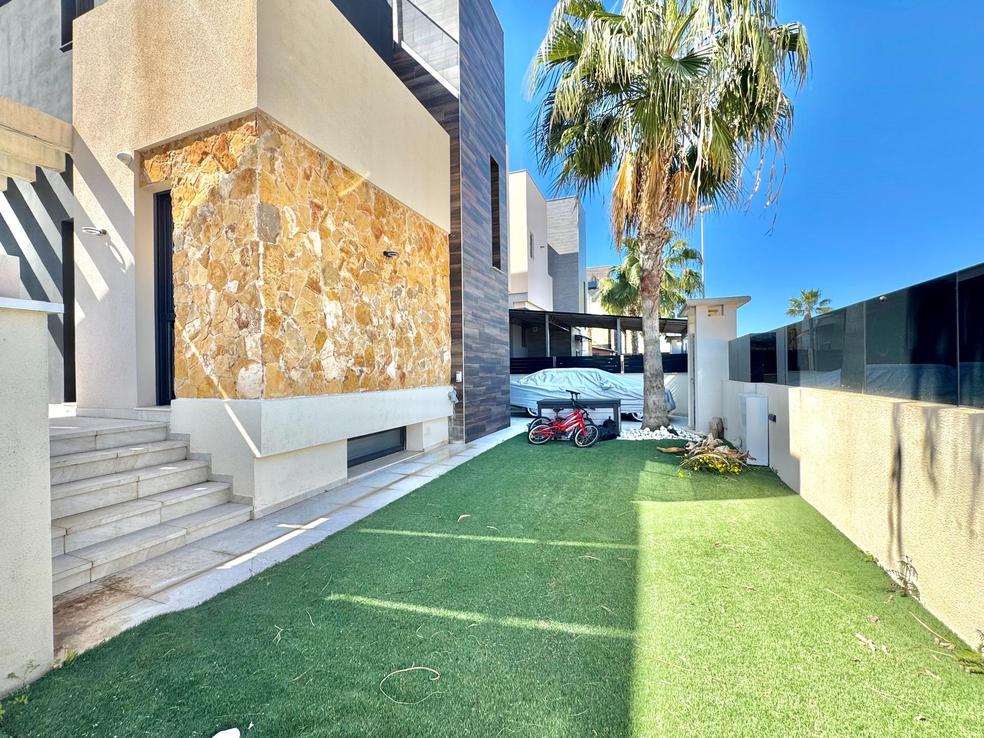 For sale - 4 Bedroom 4 Bathroom Villa in Orihuela Costa - Lomas De Cabo Roig  - Alicante