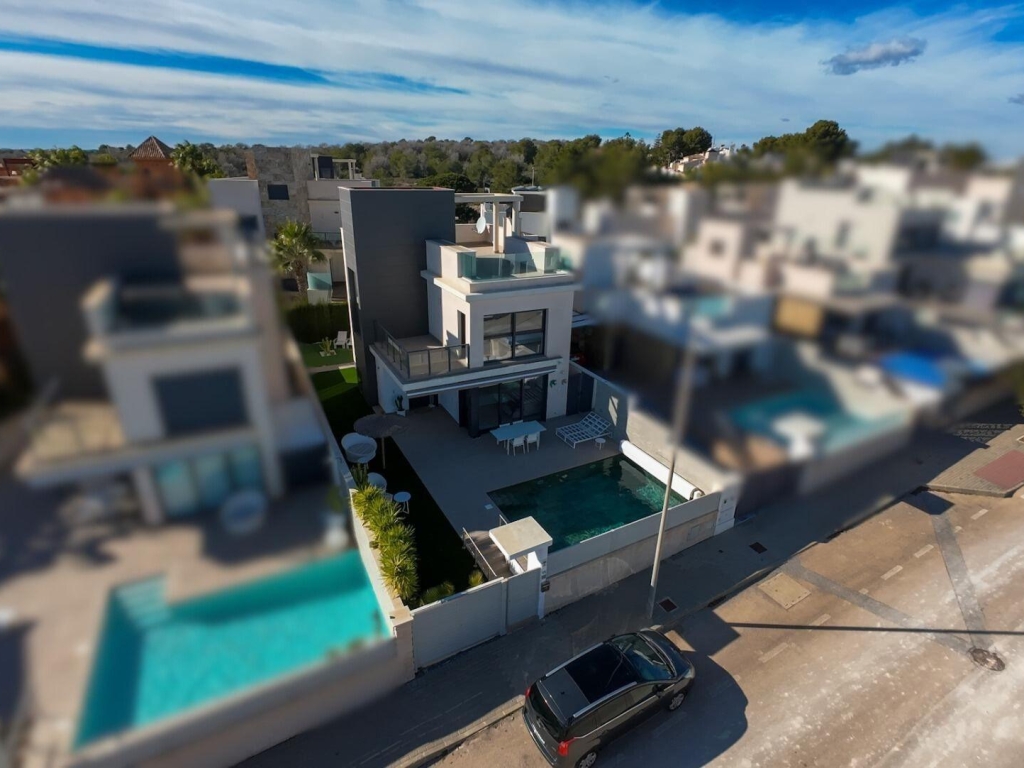 4 Bedroom 3 Bathroom Villa in San Miguel de Salinas
