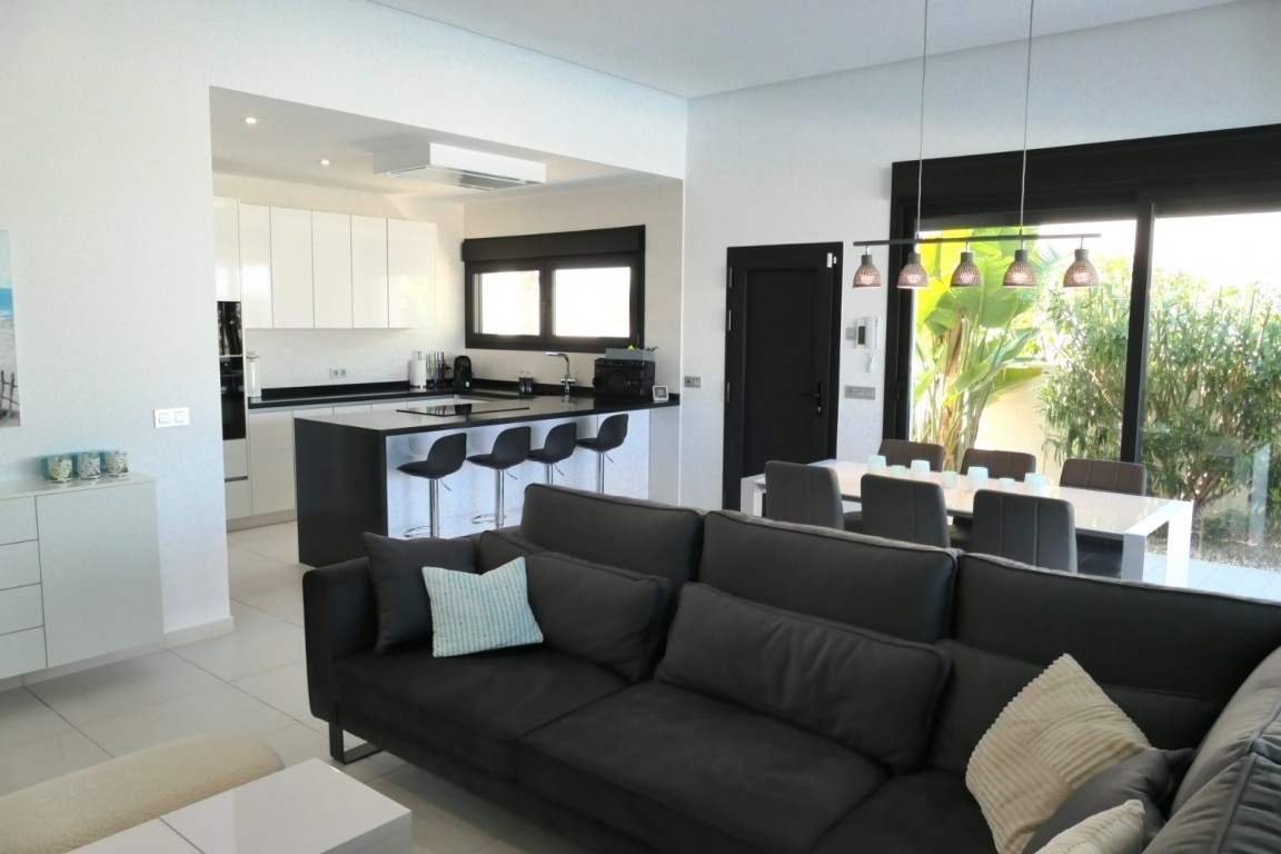 For sale - 4 Bedroom 2 Bathroom Villa in Benijofar - Costa Blanca  - Alicante