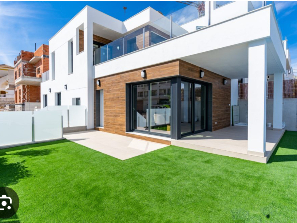 3 Bedroom 3 Bathroom Villa in Los Montesinos