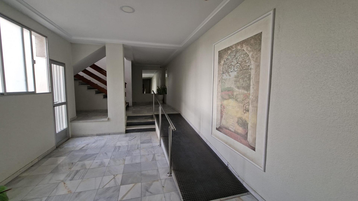 For sale - 3 Bedroom 2 Bathroom Apartment - Middle Floor Apartment in Torrevieja - Torrevieja Centro  - Alicante