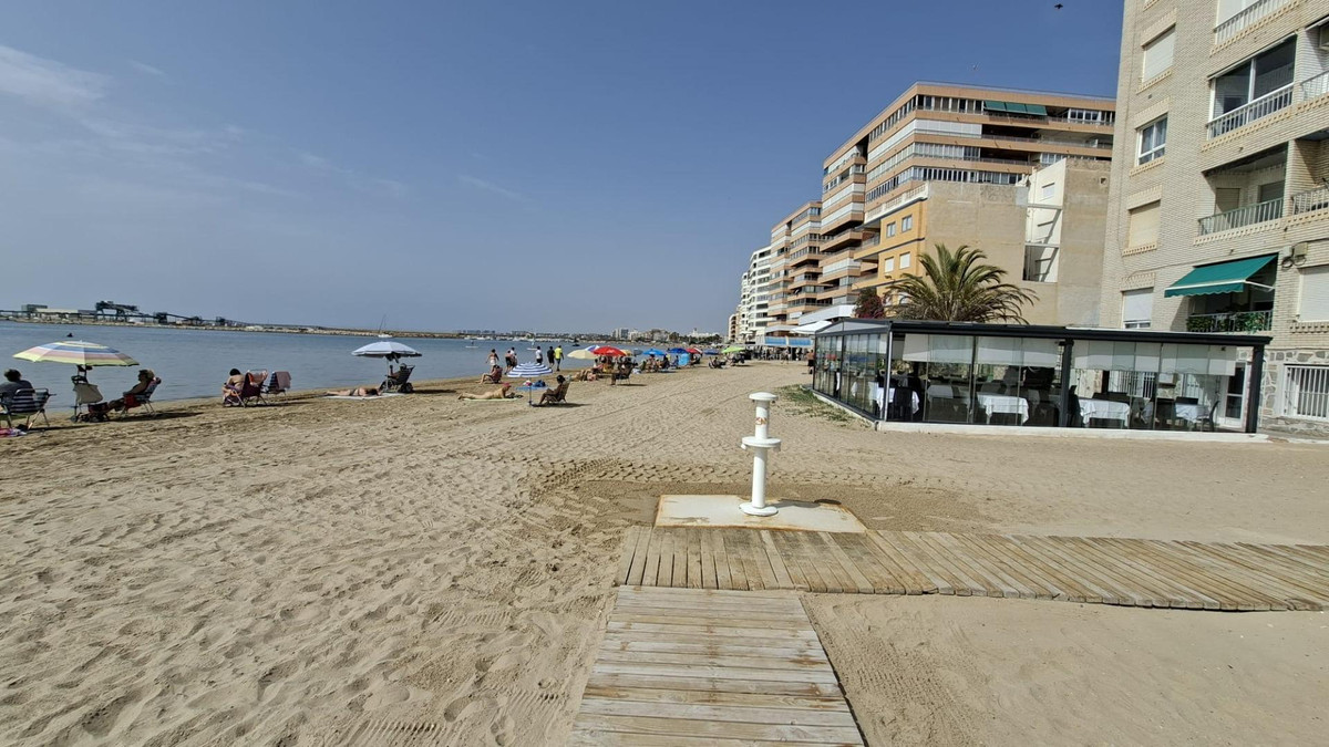 For sale - 3 Bedroom 2 Bathroom Apartment - Middle Floor Apartment in Torrevieja - Torrevieja Centro  - Alicante