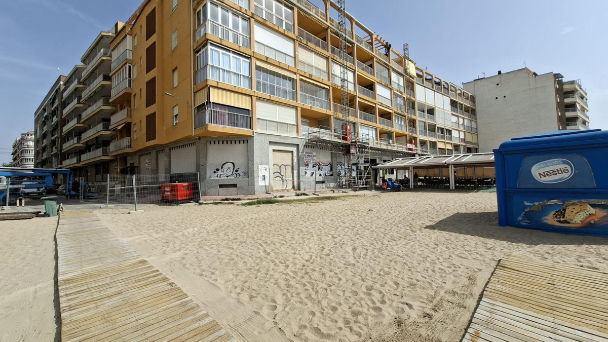 For sale - 3 Bedroom 2 Bathroom Apartment - Middle Floor Apartment in Torrevieja - Torrevieja Centro  - Alicante